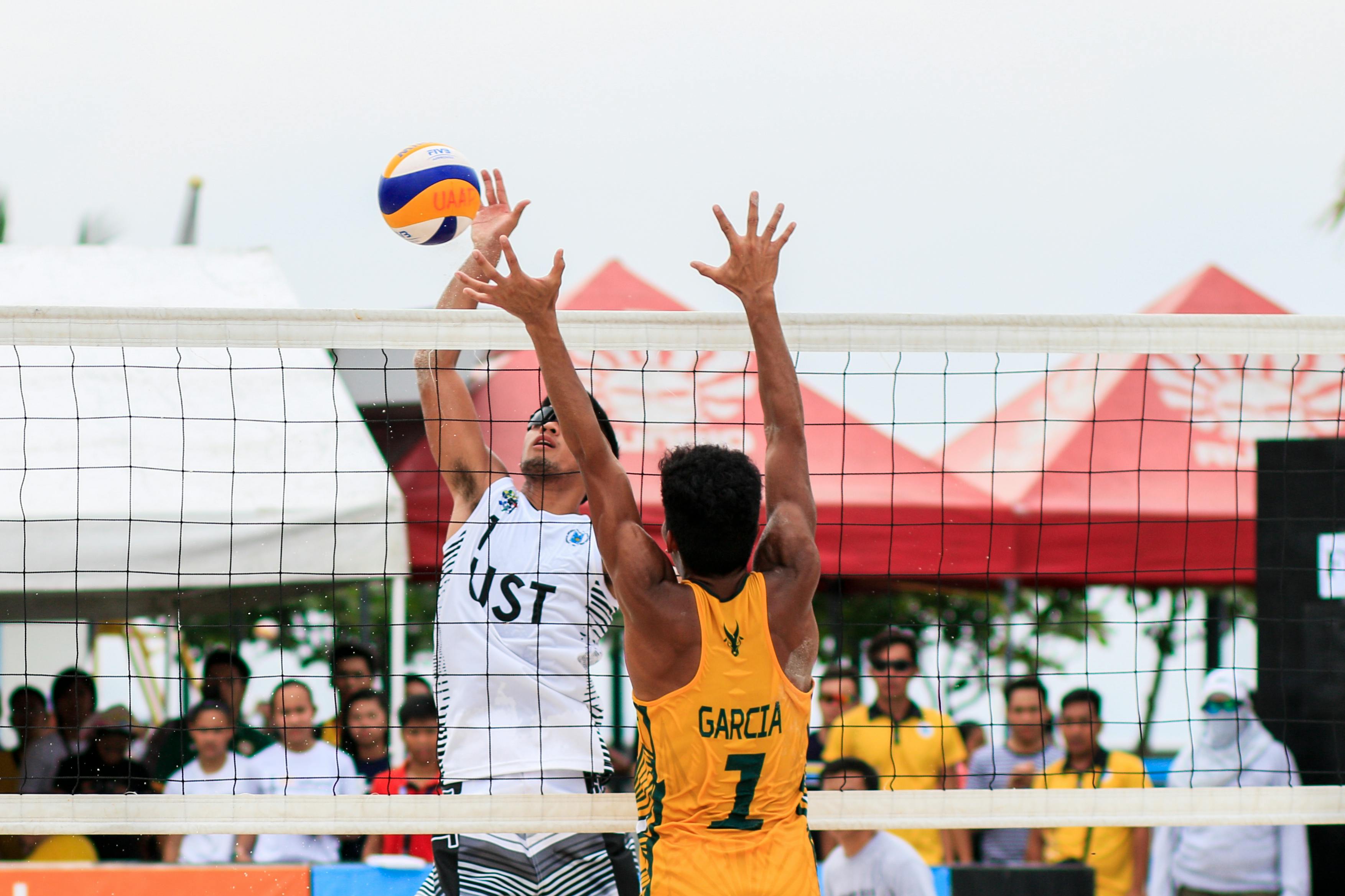 FOTO JUGANDO VOLEIBOL